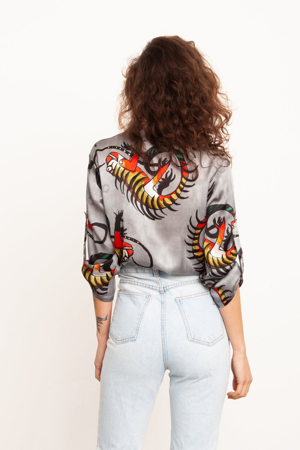 CAMISA T IGUANA CINZA