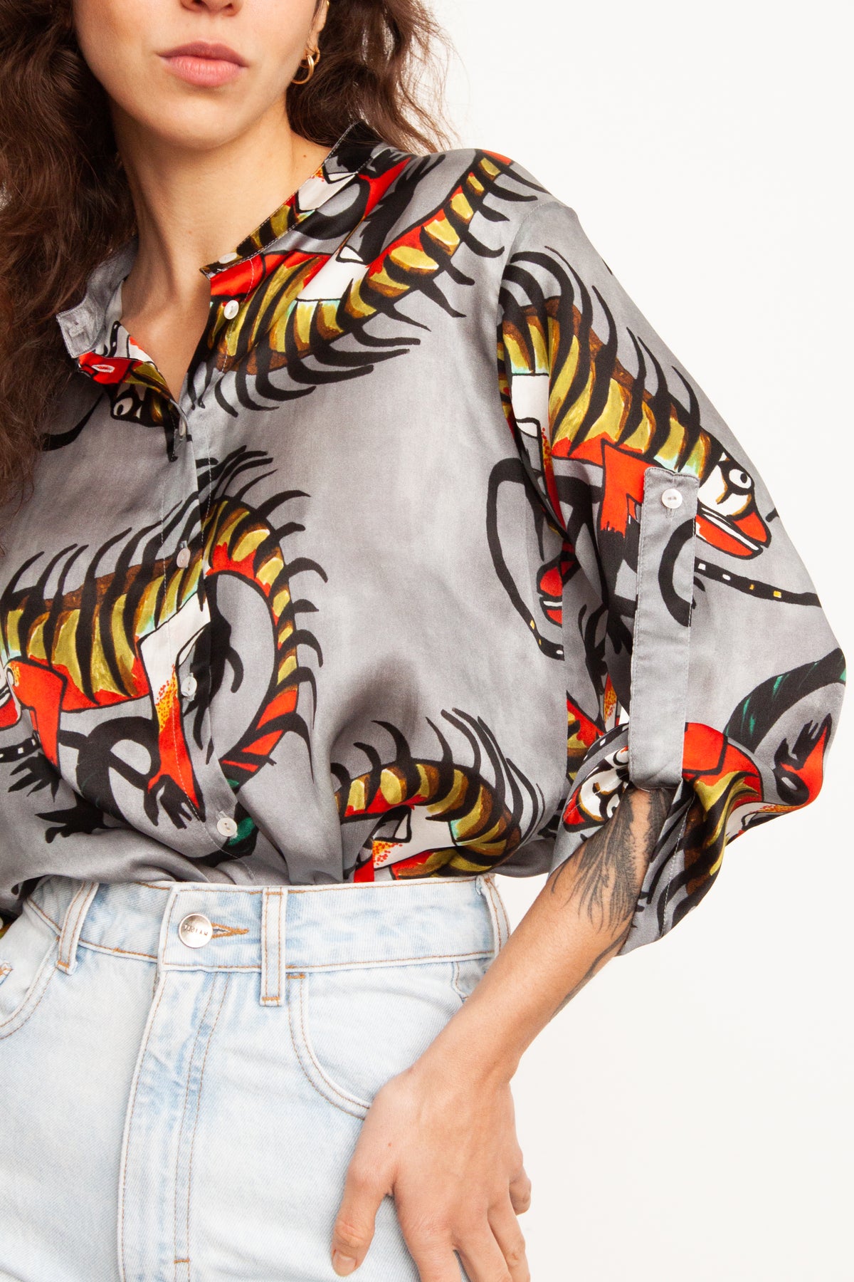 CAMISA T IGUANA CINZA