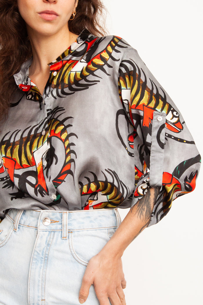 CAMISA T IGUANA CINZA